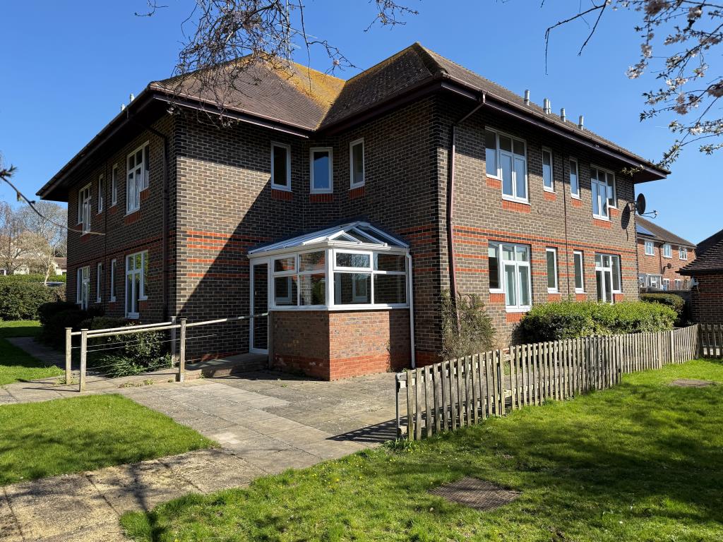 Lot: 86 - SUBSTANTIAL DETACHED PROPERTY WITH POTENTIAL PREVIOUSLY USED FOR SUPPORTED LIVING - Rear elevation with glazed loggia